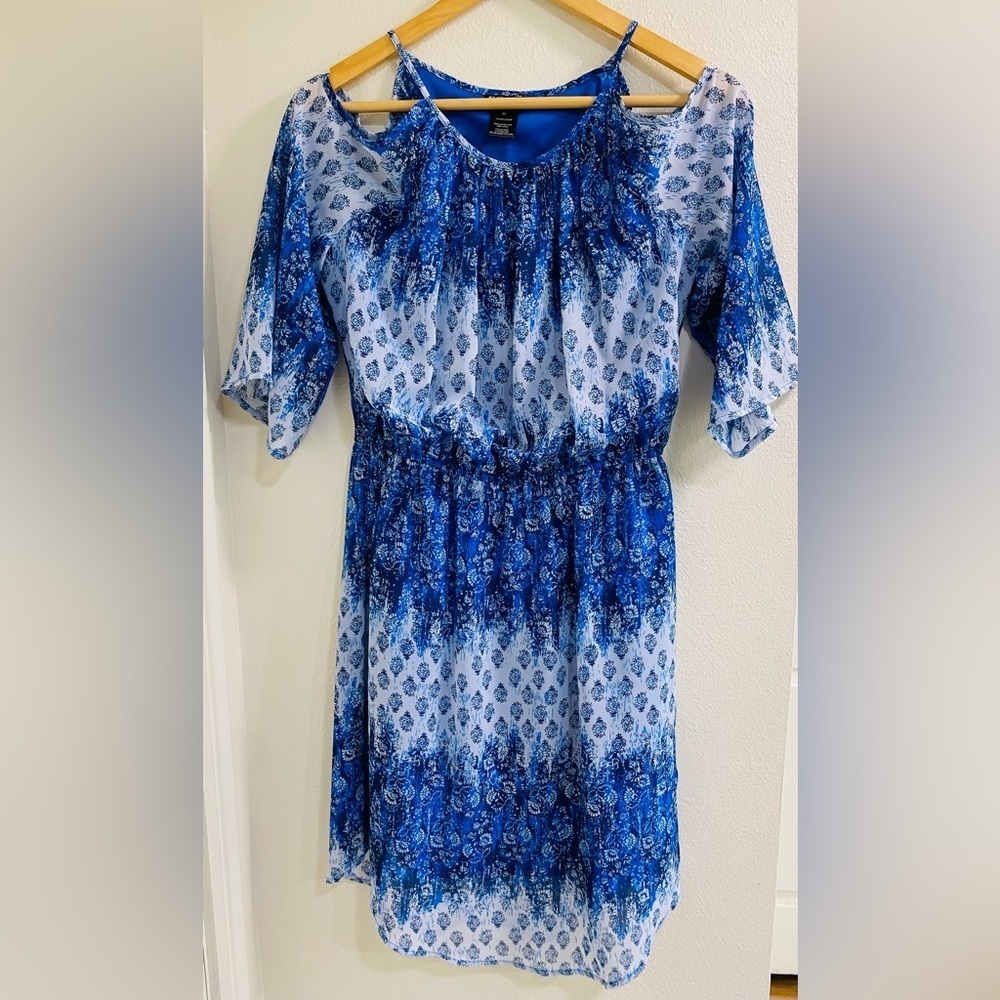 Soho Apparel Blue and White Paisley Print short Sleeve Dress Medium